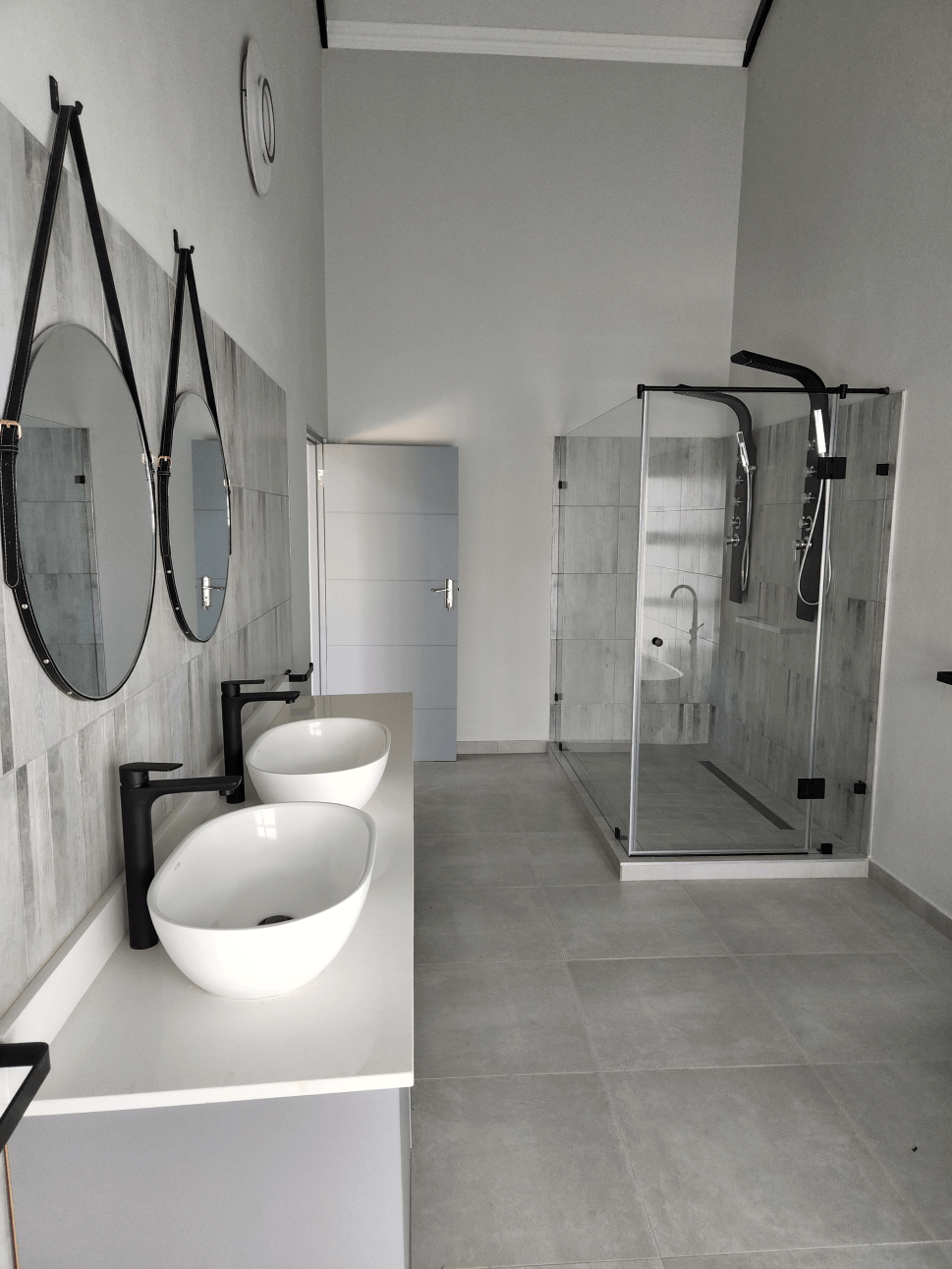 Full bathroom and double full glass shower - alufox